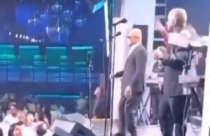 O teto da boate do momento do horror está quebrado no topo do cantor, que agora está perdendo o número de mortes agora quase o dobro