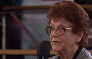 Tanto Antony Albaniz quanto Peter Dton foram mantidos em seu lugar fazendo perguntas estritas sobre uma questão divisória durante o debate por um ‘australiano médio’