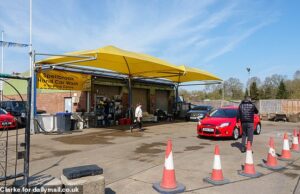 Impossível casa da aldeia inglesa no leste da Europa Gangues Morning Pound Cocaína Império