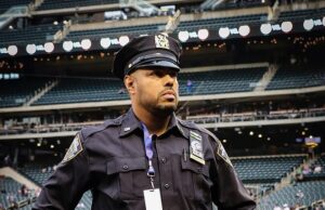 Caros Detetives matados a tiros após um acidente de carro noturno profundo com passageiro misterioso