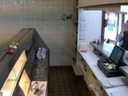 O ladrão corajoso entra no chippé do momento e o golpe do balcão para a jarra de ponta do furto do balcão antes de ser jogado em sua bolsa – o rebanho ao lado do vapor ao seu lado