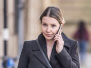 Petite Blonde Gel Boss um par de chinelos de chefe Hugo e suas drogas foram derrubadas pelo DNA do amante do chefão