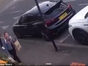 O homem em um momento tocante que o homem sai com o supermercado antes de jogá -lo para fora da mão – os ladrões são tão pragas na rua residencial