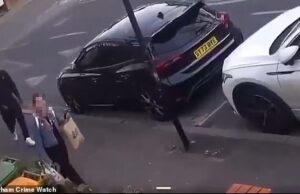 O homem em um momento tocante que o homem sai com o supermercado antes de jogá -lo para fora da mão – os ladrões são tão pragas na rua residencial