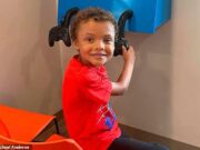 A decepção da mãe como um garoto de nove anos morre em águas violentas de inundação durante a tempestade