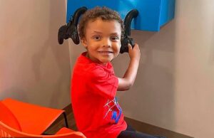 A decepção da mãe como um garoto de nove anos morre em águas violentas de inundação durante a tempestade