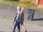 A imagem de terror mostra que os pistoleiros de capuz estão andando na Virgínia para antes de matar três