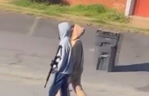 A imagem de terror mostra que os pistoleiros de capuz estão andando na Virgínia para antes de matar três