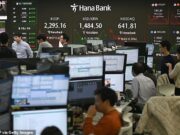 A alfândega de Trump tanque asiático: mercados para baixo como a taxa da Casa Branca – algumas importações chinesas, incluindo 104% – grupos e britânicos após choque