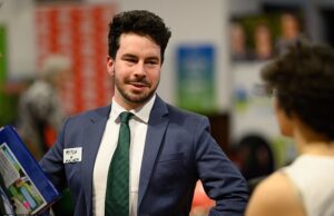 O advogado de Mitch ligou para seu chefe e disse que “não estava se sentindo vindo ao escritório”. Aqui está a história interna de seu siki espetacularmente exposto aqui