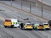 A polícia cortou o carro depois que a polícia da BMW se afastou da polícia e, depois de deixar sete policiais no hospital, o acidente de ‘perseguição’ da polícia destrutiva começou – homens e mulheres atualizados presos no local por causa da libertação das forças.