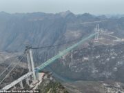 Eiffel é duas vezes mais alto que a torre e 4.650 pés esticados entre os topos das montanhas, a ponte mais alta do mundo está pronta para abrir na China