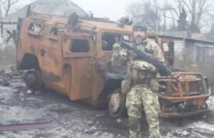 Escape maravilhosa por trás da linha inimiga que os famosos Bastards Inglourius de Tarantino duplicaram a cena: como os ucranianos disfarçados se juntaram ao jogo de poker russo bêbado … antes do deslizamento ‘antes de’ sair ‘antes de sairem’