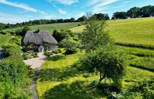 Os críticos dizem que os proprietários o mostraram como uma casa de campo de prisão para venda por £ 800k em Decoor