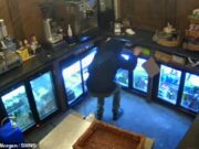 Este é um terno frio! Momento ladrões roubam 100 Magnum Ice Cream em roubo de cafés