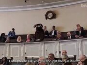 Alerta de alerta Bin Raiders sobre isso teme aquele momento Man Birmingham Conselheiros usam uma enorme roupa de rato