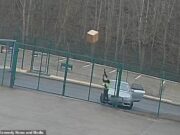 O motorista do EVRI é demitido depois de ser pego depois de ser pego depois de jogar um pacote frágil de uma cerca a uma cerca ‘é o jogo olímpico’