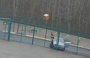 O motorista do EVRI é demitido depois de ser pego depois de ser pego depois de jogar um pacote frágil de uma cerca a uma cerca ‘é o jogo olímpico’