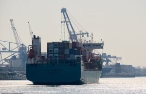A missão de resgate está em funcionamento no Mar do Norte após a explosão é um gatilho de navio de contêiner de 500 pés