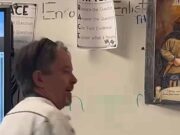 Os alunos lhe ensinaram uma lição dura depois que ele retrata escrevendo palavras muito ofensivas no quadro branco