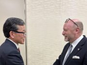 Espero que você tenha morado aqui? Lutando com o rato de Birmingham como parlamentar está jantando em japonês sorrindo e swanki matam Bill no hotel de cinco estrelas