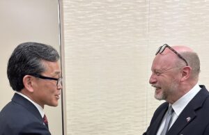 Espero que você tenha morado aqui? Lutando com o rato de Birmingham como parlamentar está jantando em japonês sorrindo e swanki matam Bill no hotel de cinco estrelas