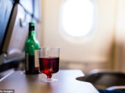 Os passageiros de aeronaves bêbadas urinam em viajantes, incluindo voo para o banco