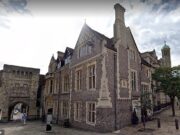 Mãe, dor de coração duplo aos 42 anos, levou a própria vida apenas alguns meses antes do suicídio de uma filha e irmão de 17 anos –