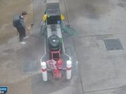 A gasolina da bomba até o posto de combustível de Bournemouth antes de ser retirado do penteado para o homem do momento, 31, 31