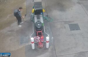 A gasolina da bomba até o posto de combustível de Bournemouth antes de ser retirado do penteado para o homem do momento, 31, 31