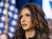 Além das famílias americanas, bem como do discurso sensível, o crime migrante foi reprimido no escritório de Christie Nom para as vítimas