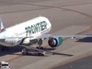 Os viajantes aterrorizados foram forçados a sair do voo da fronteira depois de ouvir o sinal sonoro da região de carga