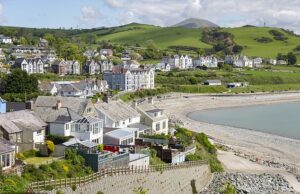 O popular pôr do sol da praia do Reino Unido lançou uma caçada humana depois que a mulher ‘abusou sexualmente’