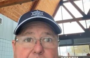 O proprietário do restaurante é um método muito único de proteger sua propriedade da água da enchente