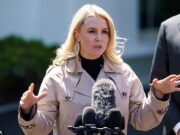 A nova política de Trump, a nova política de pronomes, envia mídias sociais para loucura