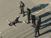 A polícia dos momentos selvagens matou a esposa dos anos 90 depois que o carro perseguiu o carro – porque ele foi acusado de tentar matar