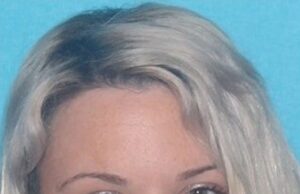 O cabeleireiro foi acusado de dar a um homem a Tindar para matar sua polícia ex e sua filha adolescente