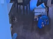 ‘Proprietário Karen’ desrespeitoso atos enquanto os inquilinos tentaram evacuar o tiro pela culatra