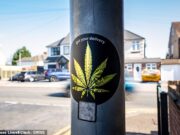 Os habitantes locais emitiram um aviso sobre adesivos ‘perigosos’ deixados em postes de luz voltados para colegas