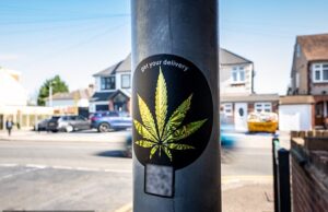 Os habitantes locais emitiram um aviso sobre adesivos ‘perigosos’ deixados em postes de luz voltados para colegas