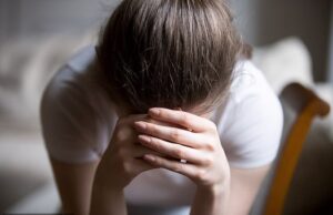 A mulher dá à luz o filho de um estranho depois que a fertilização in vitro é plantada com o feto errado na clínica de fertilização in vitro