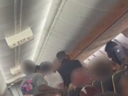 O drama de Ryanaya está preso em sua cadeira como um passageiro irracional – depois forçou o piloto a pousar quando ele foi libertado ‘e quadrados para a equipe quando se aproximavam do vôo do Reino Unido Rhodes’