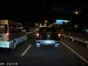 O tailandês tailandês está subornando duas pessoas na brigada da rua ‘Road Raz’ depois de reclamar de sua direção