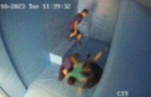 Momentos do garoto autista ‘luta livre no chão por trabalhadores de escolas especiais em imagens chocantes brutalmente’ – como a academia diz que a crítica de restrição ‘bárbaro’ é uma ‘diferença de opinião’