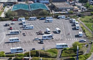 Os viajantes assumem o estacionamento da Tesco durante a noite – e se recusam a jogar