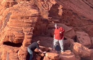 Punição satisfeita homens tolos enfrentarão a antiga estrutura rochosa de Nevada para destruir