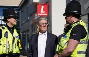 A Care Starma prometeu 3.000 funcionários vizinhos adicionais nas ruas da Grã -Bretanha no próximo ano – mas Toris diz que o ‘imposto sobre empregos’ do trabalho está em risco