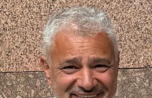 Ele presta homenagem ao avô da família ‘Incrível Brave’ depois de salvar o último emprego heróico de sua esposa que passa a própria vida