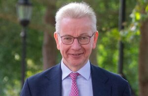 Michael Gov I Si Stude pronta para aceitar o piraz em homenagem