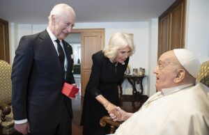 Por que a rainha Camila teve que usar preto para conhecer Pope e outros membros da realeza poderiam jogar roupas brancas